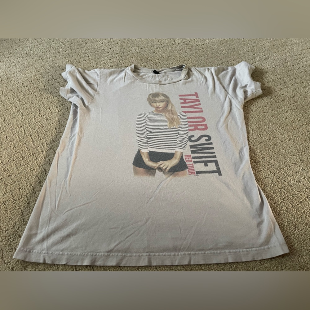 Taylor Swift White and Red Graphic Tee